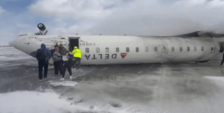 Kanada'ya iniş yapan yolcu uçağı ters döndü: 8 yaralı