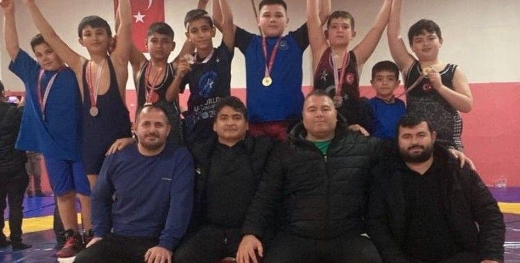 Yunusemre’nin minik güreşçileri Uşak’ta 8 madalya kazandı
