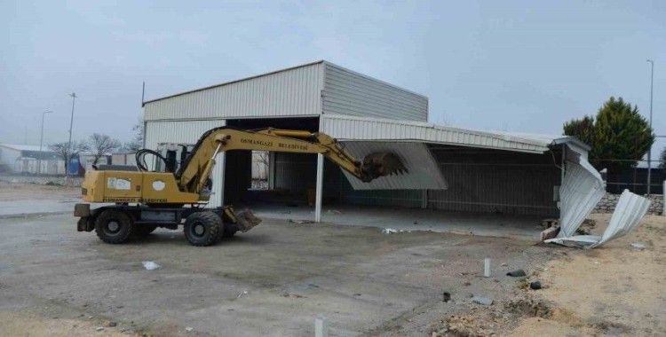 Tarım arazisi üzerindeki kaçak depo yıkıldı
