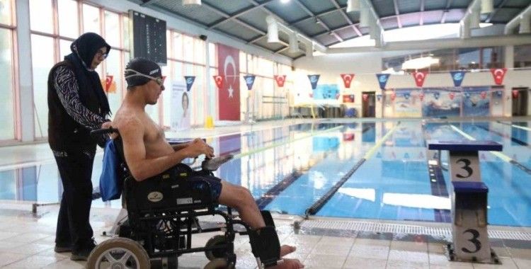 57 yaşındaki fedakar anne, 21 yıldır oğluyla engelleri aşıp onu şampiyonluklara taşıyor
