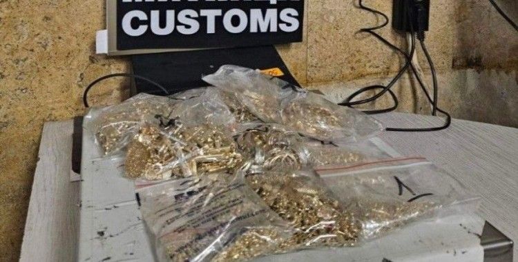 Beline yaptığı özel kuşak ile kaçak altınları götürecekti
