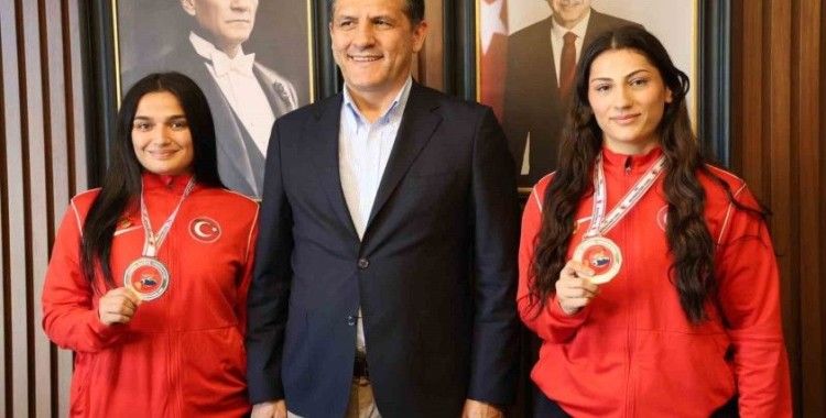 Kozan’da kadın güreşçiler ödüllendirildi
