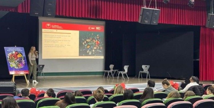 Kuşadası’nda öğrenciler ’deniz çöpleri’ konusunda bilgilendirildi
