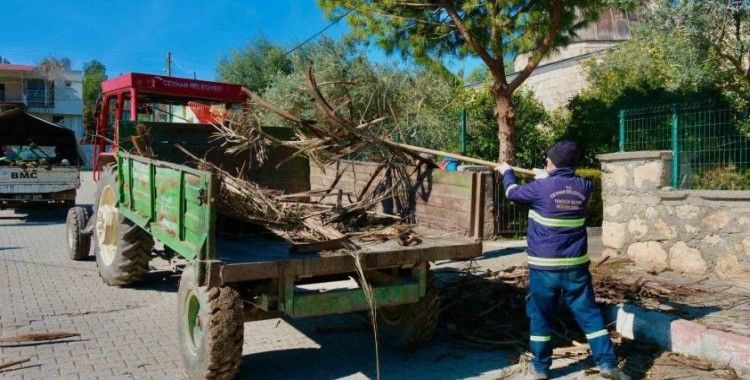 Ceyhan Belediyesi Kurtkulağı Mahallesi’ne çıkartma yaptı
