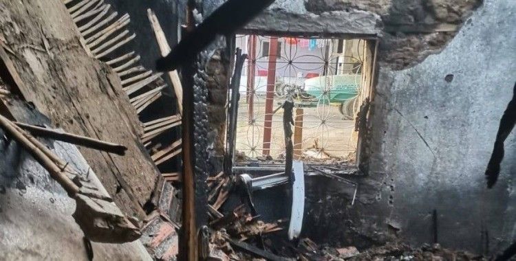 Manisa’da yangın bir evi kül etti
