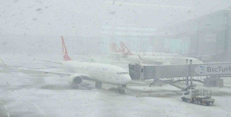 İstanbul Havalimanı’nda yoğun kar yağışı
