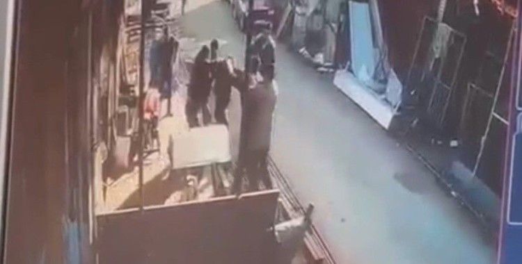 Erzincan’da iki esnaf arasında tekme tokatlı kavga güvenlik kamerasına yansıdı
