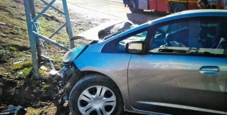 Otomobil elektrik direğine çarptı: 1 yaralı
