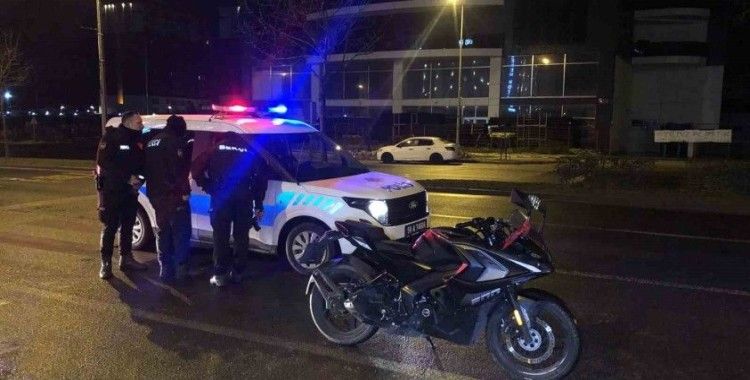 Bekçilerin durdurduğu motosikletteki iki şahsın üzerinden kurusıkı çıktı
