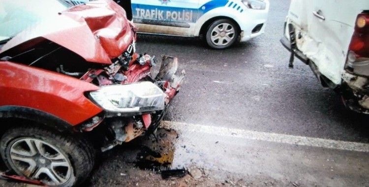 Otomobil ile minibüs çarpıştı: 1 yaralı
