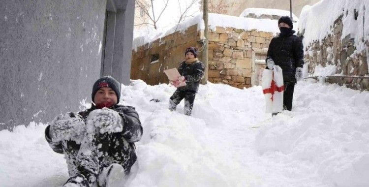 Bayburt’un Aydıntepe ilçesinde yoğun kar nedeniyle okullar bir gün tatil edildi
