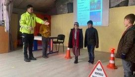 Polisten çocuklara trafik güvenliği ve trafik bilinci eğitimi

