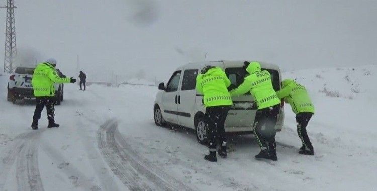 Yolda kalan sürücülerin imdadına polis yetişti
