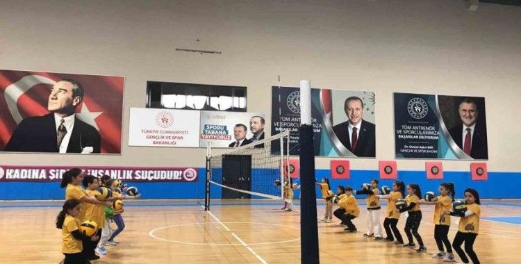 Kış spor okullarında eğitimler devam ediyor
