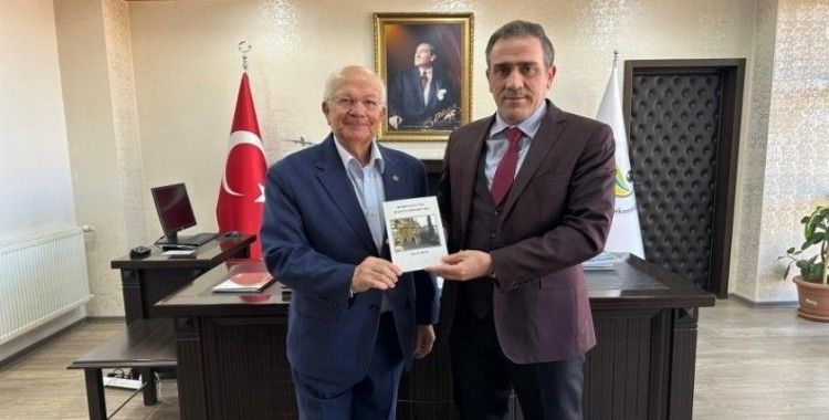 Burhaniye’de Yazar Yücel Aras, son kitabını Kaymakam Memiş’e takdim etti

