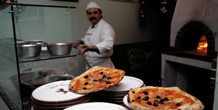 Bilim insanları uyardı: 'Pizzayı kutusunda yemeyin'