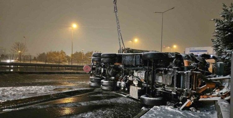 Beylikdüzü’nde kar küreme aracı devrildi: 1 yaralı
