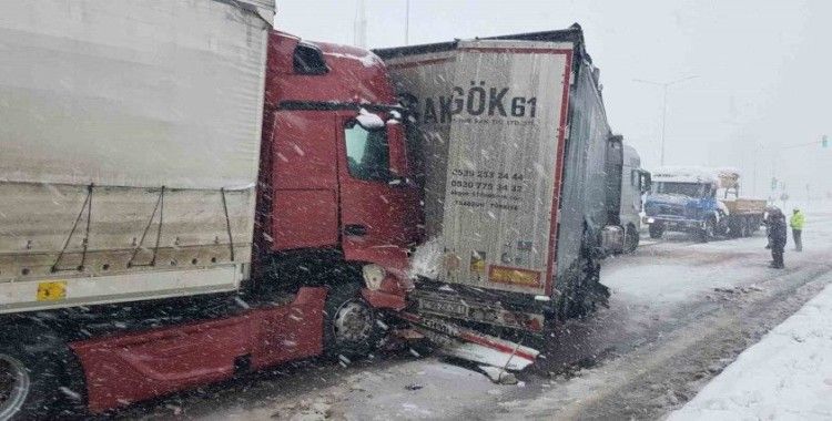 Samsun’da 4 tır ve 1 minibüsün karıştığı zincirleme kaza
