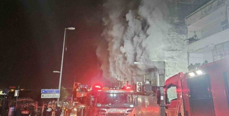 Küçükçekmece’de mobilya deposundaki yangın 2 binaya sıçradı: Mahsur kalan 6 kişi kurtarıldı
