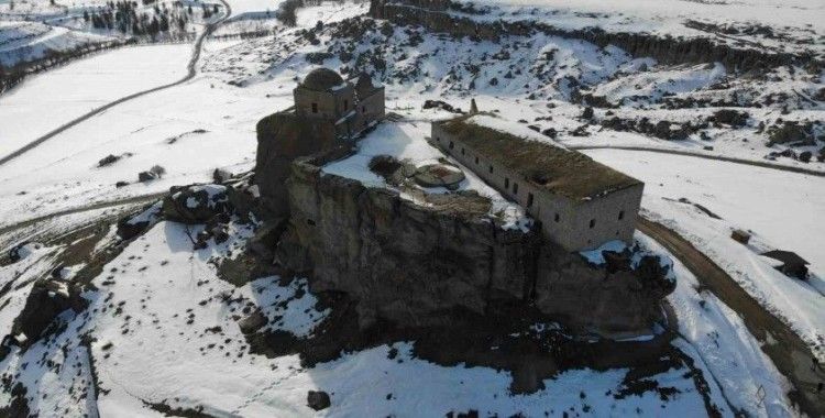 Dik kayalar üzerindeki Yüksek Kilise dikkat çekiyor