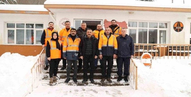 Hacıbektaşoğlu, karla mücadelede sahada görev yapan ekiplerle buluştu
