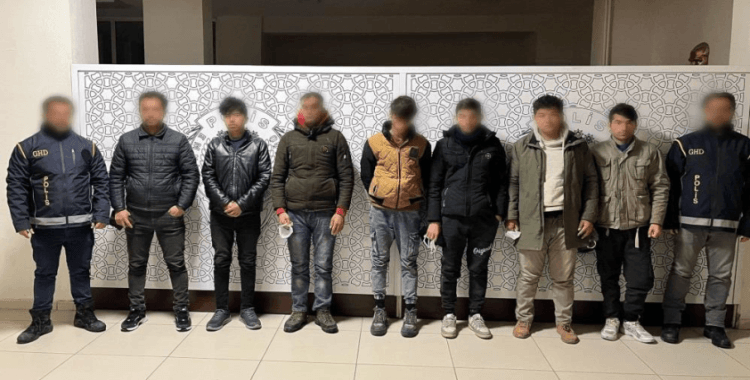 Bayburt'ta 7 kaçak göçmen ve göçmenleri ülkeye sokan 3 organizatör yakalandı