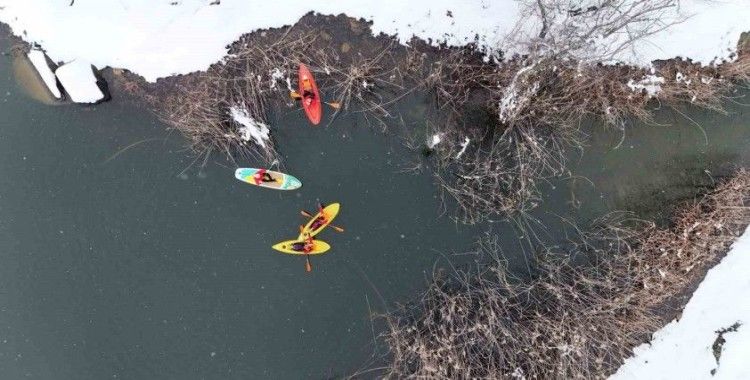 Beyaza bürünen Fatsa Gaga Gölü, kanolarla renklendi