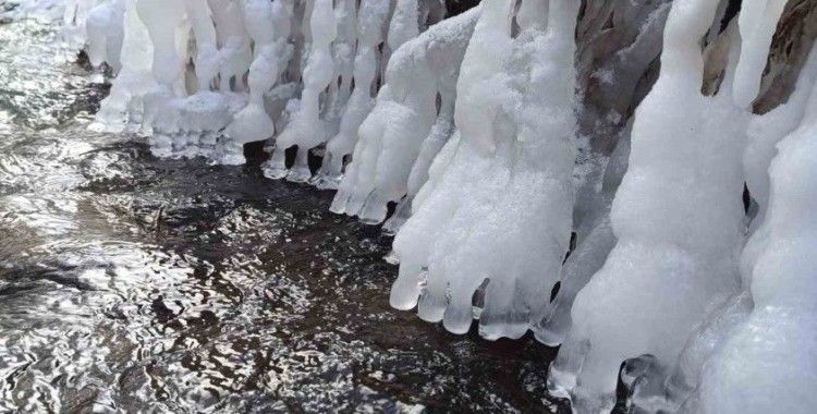 Yozgat’ta nehirdeki buzlar ayak parmaklarına benzetildi
