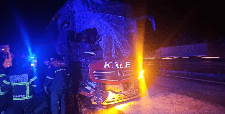 Otoyolda yolcu otobüsü tıra çarptı: 6 yaralı