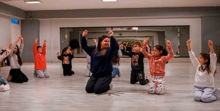 Farklı yörelere ait halk dansları Kuşadası’nda yaşatılıyor