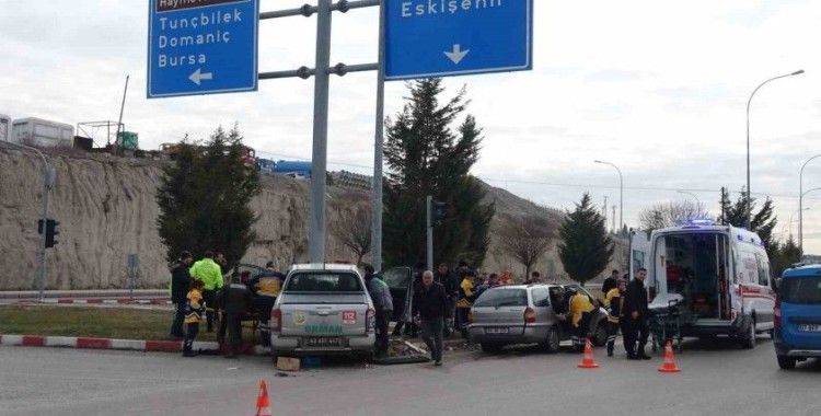 Tavşanlı’da otomobil ile kamyonet çarpıştı, 4 yaralı
