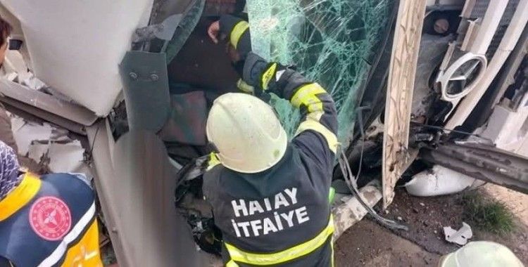 Devrilen demir yüklü kamyonun sürücüsü yaralandı
