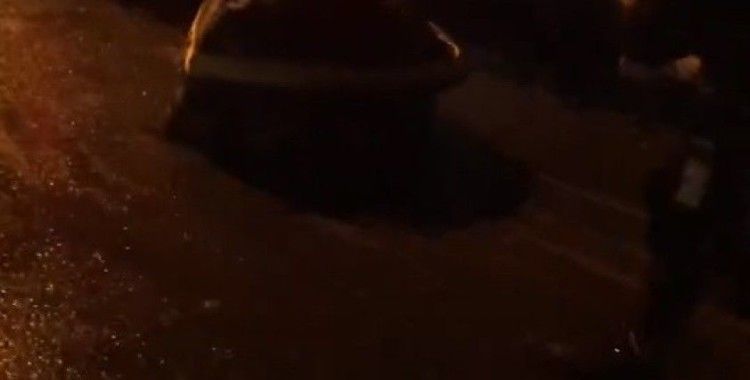 Karayolunu kapatan kayayı aracıyla çekerek yolu trafiğe açtı
