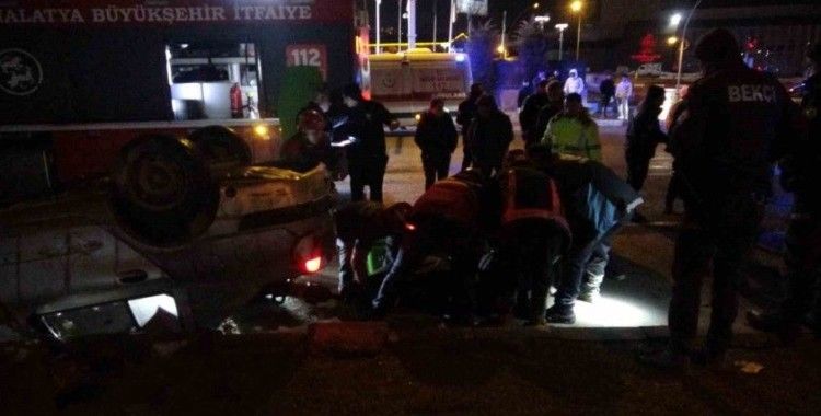 Malatya’da refüje çarpan otomobil devrilip ters döndü: 1 ölü, 1 yaralı
