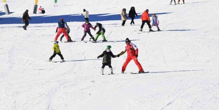 Çocukların kayak yapma mutluluğu
