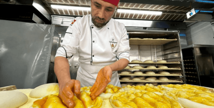 Zeytinburnu'nda 130 yıllık maya ile pişen pideler sofraları süslüyor