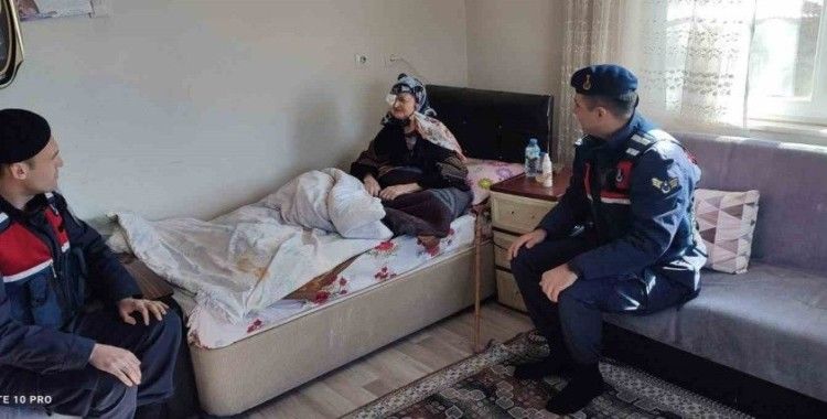 Jandarma 94 yaşındaki Esma Teyzeyi unutmadı
