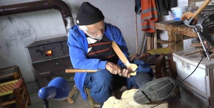 91 yaşındaki kaşık ustası unutulmaya yüz tutmuş mesleğini sürdürüyor

