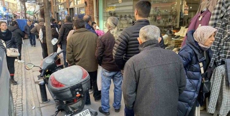 Fırınların önünde metrelerce pide kuyruğu oluştu
