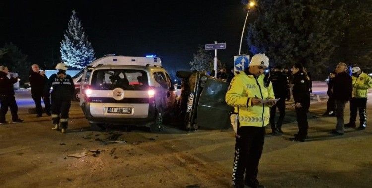 Karaman'da hafif ticari araçla çarpışan otomobil yan yattı: 4 yaralı