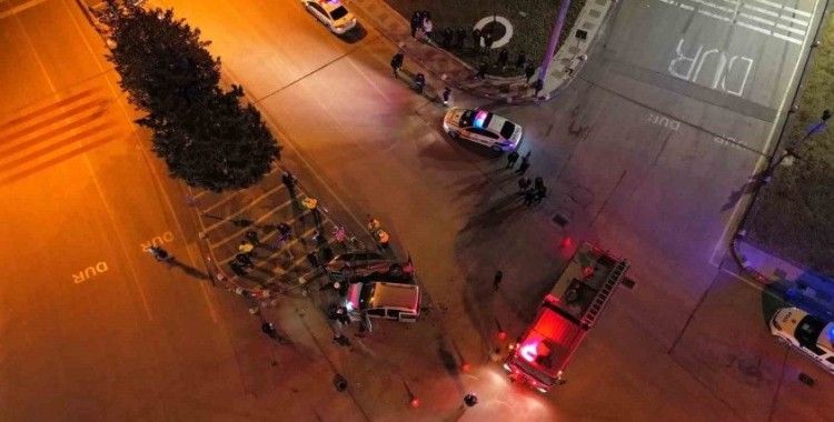 Karaman’da hafif ticari araçla çarpışan otomobil yan yattı: 4 yaralı
