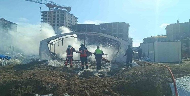 Malatya’da çadır depo yangınında maddi hasar meydana geldi

