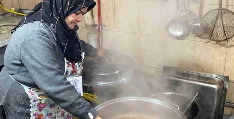 Emekli öğretmen elleri yana yana muhtaçlara gönüllü aşçılık yapıyor
