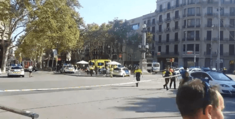 Barselona'da turist ve öğrenci otobüsü çarpıştı: 34 kişi yaralandı