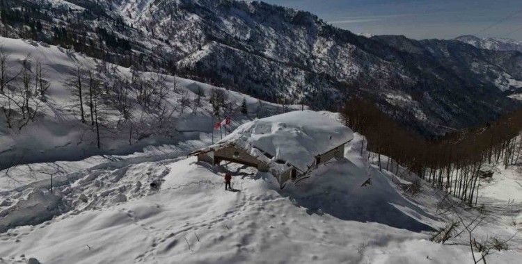 Artvin’de çığın düştüğü Macahel’deki Karayolları bakım onarım tesislerine ekipler ulaştı
