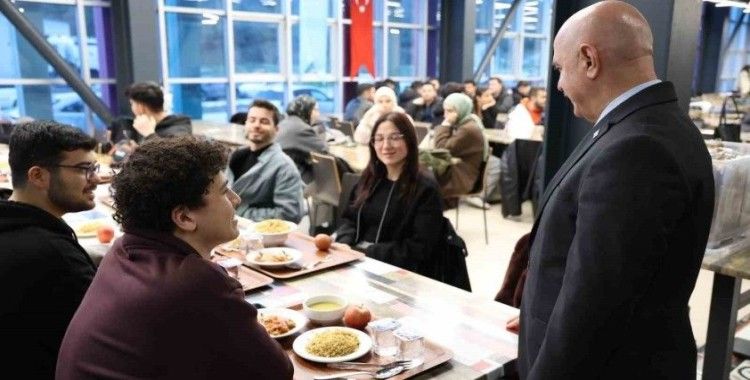 Rektör Sözbir öğrencilerle iftar yaptı
