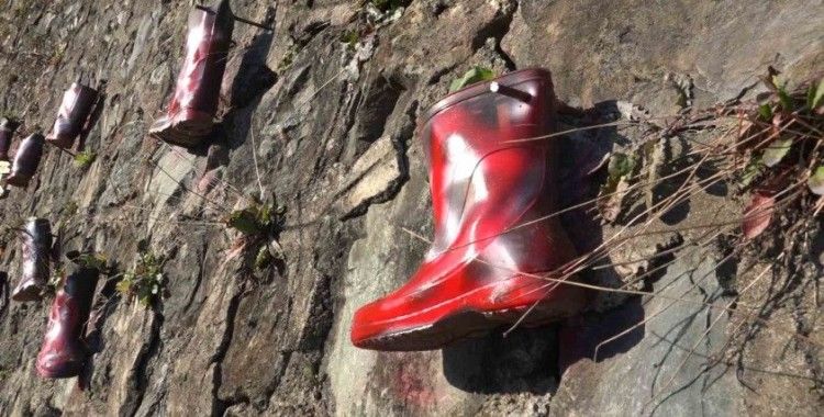 Taş duvarı saksı olarak kullandığı çizmelerle renklendirdi
