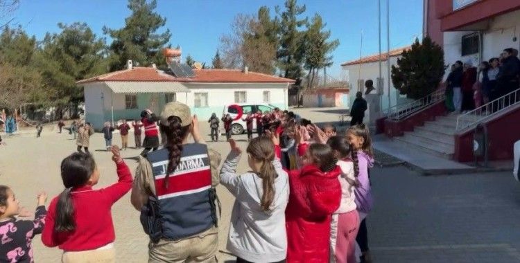 Jandarmadan öğrencilere eğitim ve boyama faaliyeti
