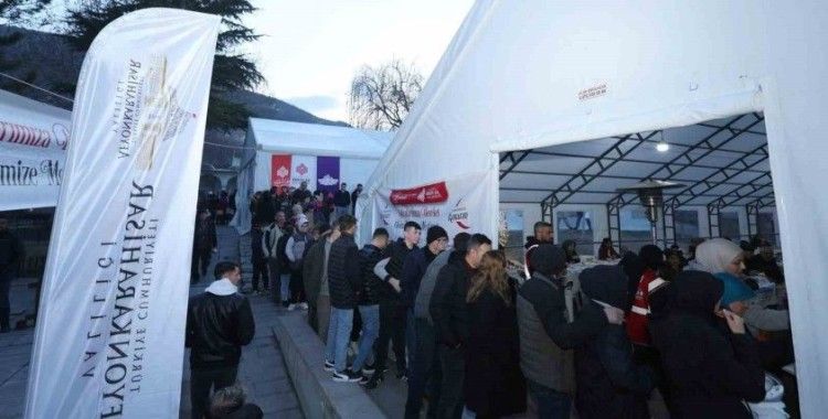 Afyonkarahisar Valiliği’nin iftar sofraları kentin 3 noktasında kuruluyor
