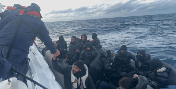 Ayvalık açıklarında 32 düzensiz göçmen yakalandı